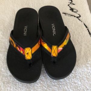 Vionic.  7M.   Multi color